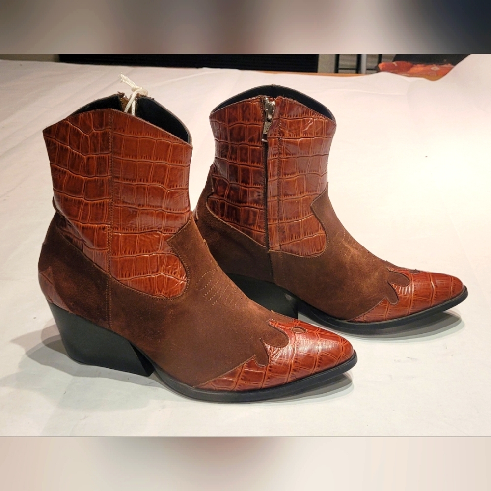 New never worn women's  Clyde leather suede alligator western ankle boots size 7